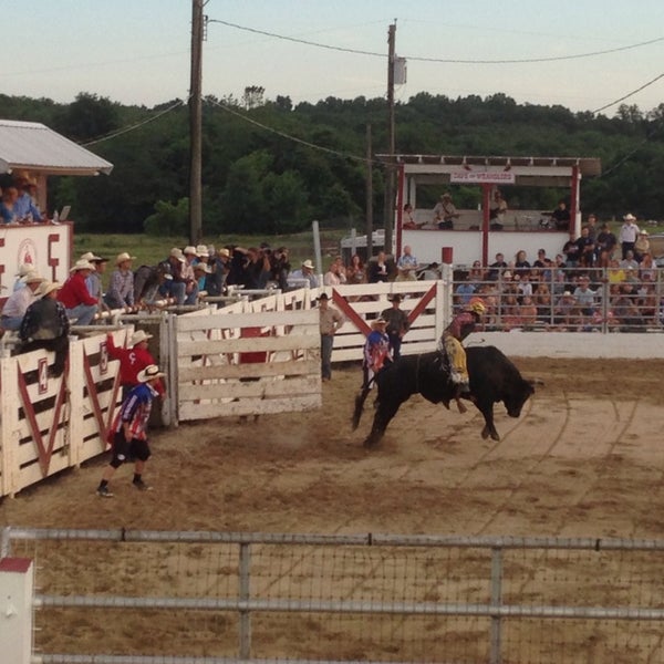 Das Foto wurde bei Cowtown Rodeo von Peter v. am 6/22/2013 aufgenommen