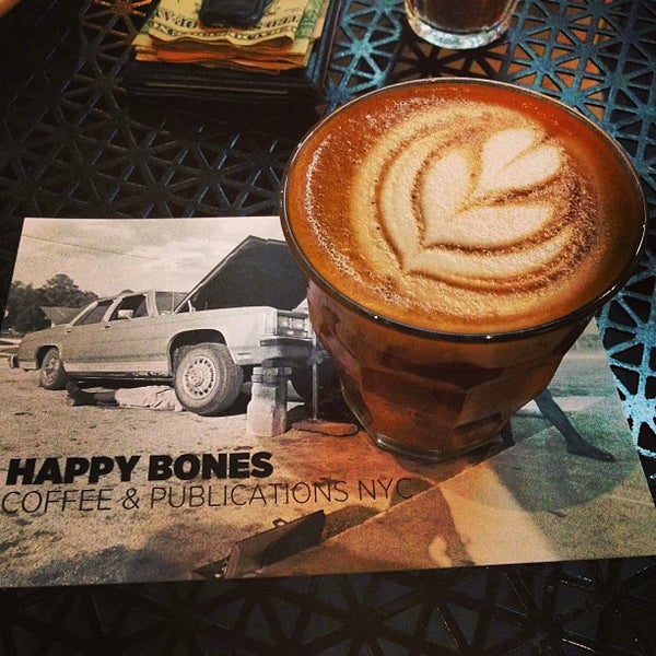 รูปภาพถ่ายที่ Happy Bones Coffee โดย Simon L. เมื่อ 3/16/2013