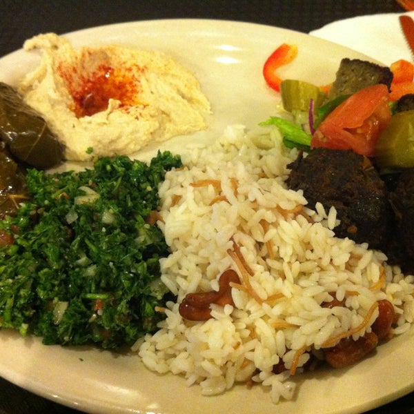 1/5/2013 tarihinde Dafer A.ziyaretçi tarafından Aladdin Mediterranean Cuisine'de çekilen fotoğraf