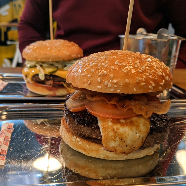 Foto diambil di Burgos Premium Burger Bar oleh Jovana J. pada 11/30/2019