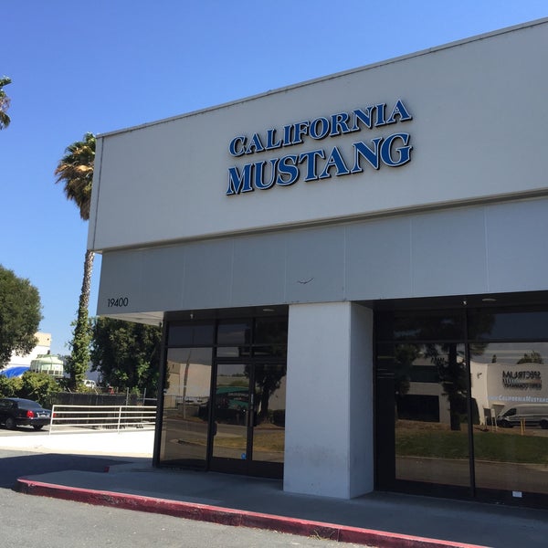 Foto tirada no(a) California Mustang Parts and Accessories por 1 ғп̵ɪ̇sп̵Ɩ B. em 7/27/2016