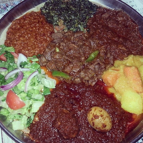 รูปภาพถ่ายที่ Queen Sheba Ethopian Restaurant โดย Marie Y. เมื่อ 10/3/2013