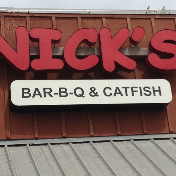 รูปภาพถ่ายที่ Nick&#39;s BBQ &amp; Catfish โดย Jeff F. เมื่อ 7/30/2013