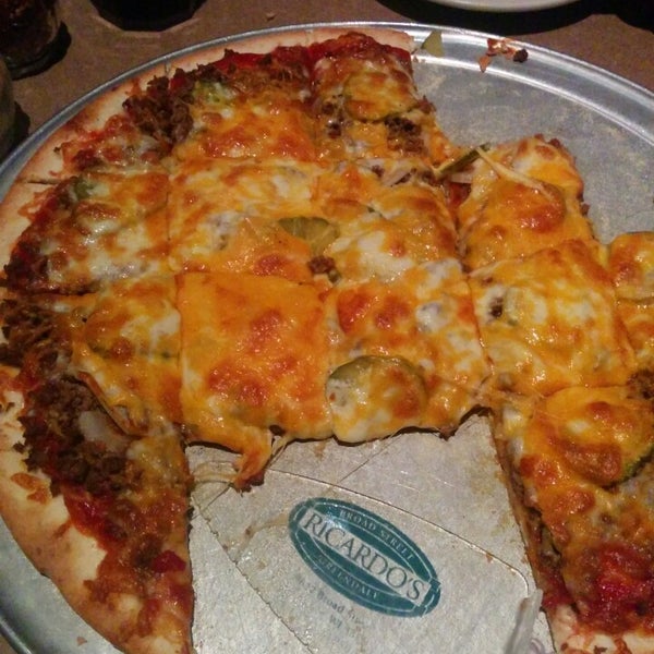 Foto scattata a Ricardo&#39;s Pizza da Katie W. il 3/27/2014