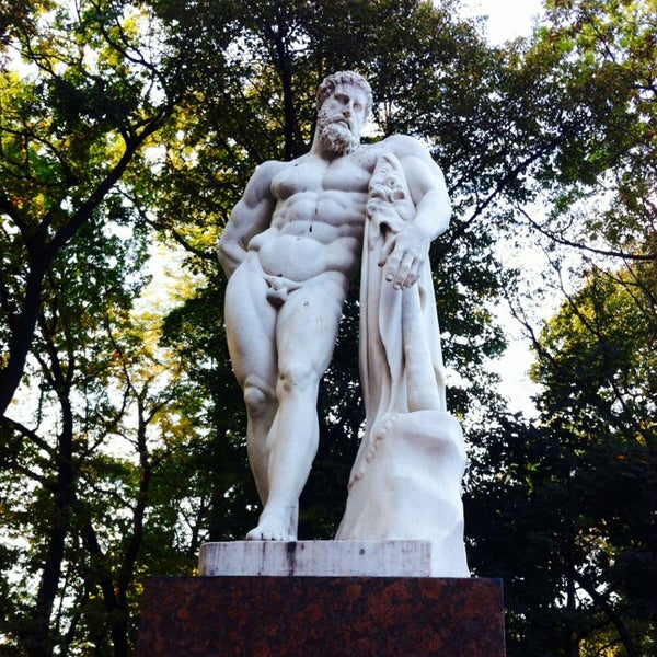 Статуя геракла
