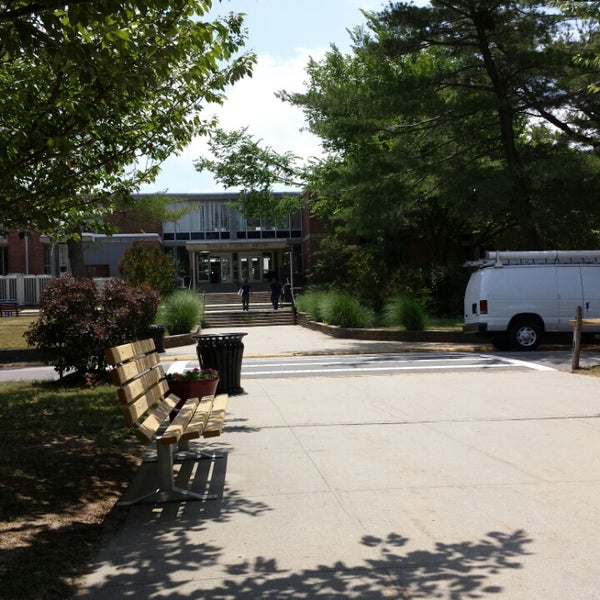 7/1/2014 tarihinde Laurinda H.ziyaretçi tarafından Suffolk County Community College'de çekilen fotoğraf