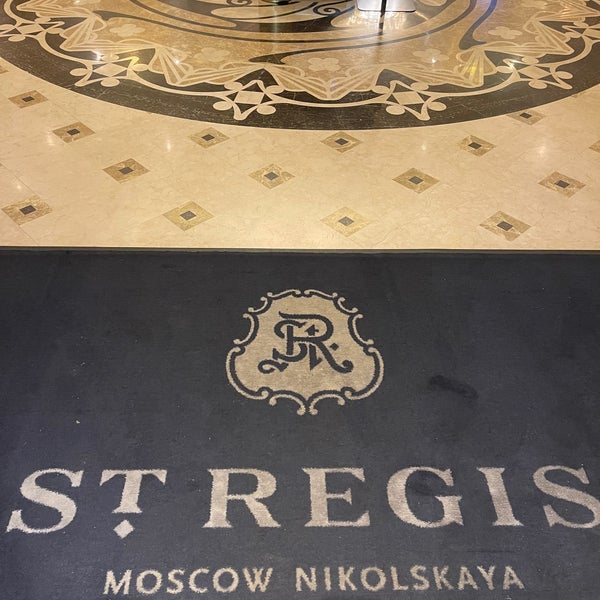 Foto diambil di The St. Regis Moscow Nikolskaya oleh K H A L I D pada 6/27/2021