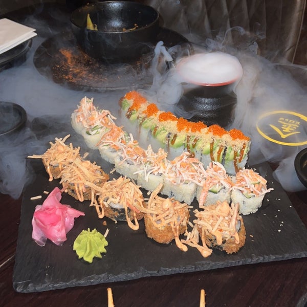 Foto tirada no(a) GOLD Sushi Club por مٌ🦇 em 11/18/2023