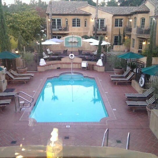 9/24/2013 tarihinde Nick Lukuei C.ziyaretçi tarafından Hotel Los Gatos'de çekilen fotoğraf