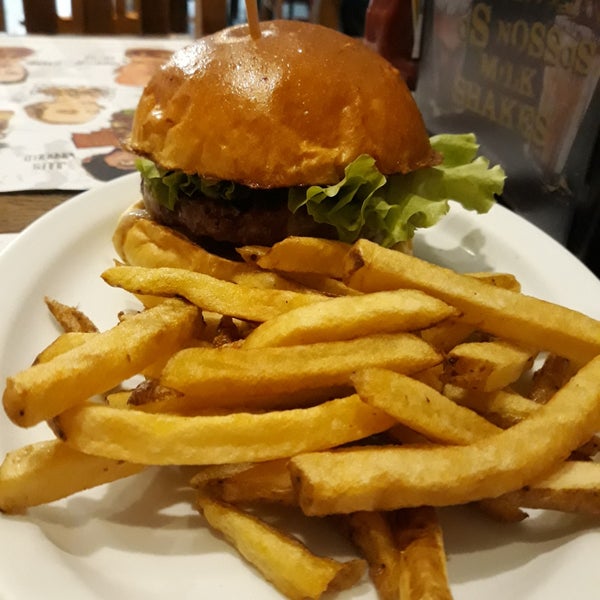 Foto diambil di Big Kahuna Burger oleh Pablo M. pada 6/11/2019