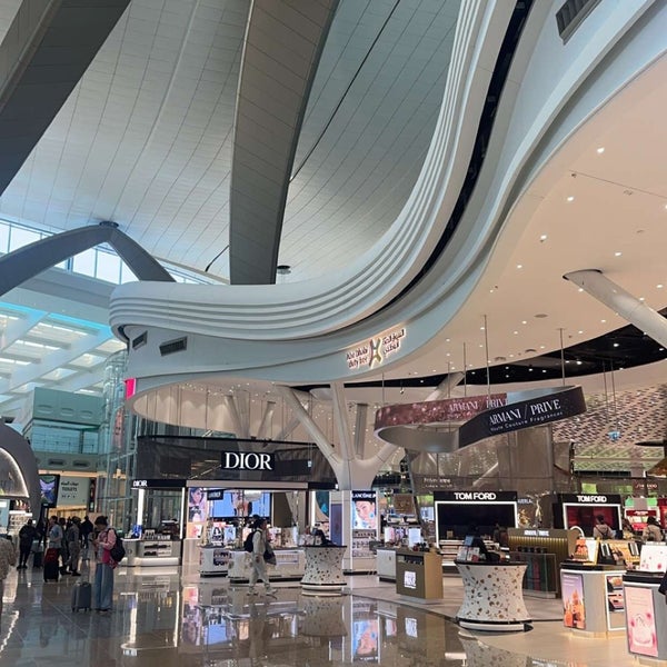 Foto diambil di Zayed International Airport (AUH) oleh S L. pada 4/18/2024