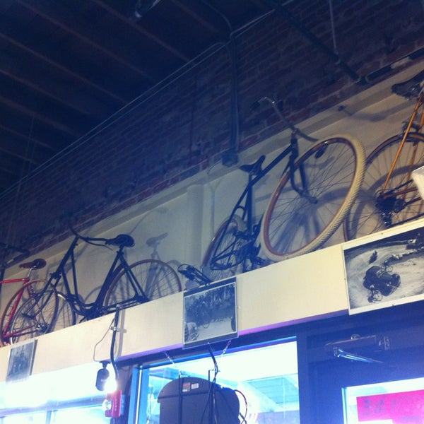 2/8/2013에 Cyn님이 Peak Cycles / BikeParts.com에서 찍은 사진
