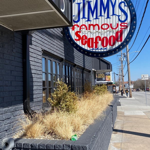 Foto diambil di Jimmy&#39;s Famous Seafood oleh 🆎 pada 3/16/2022
