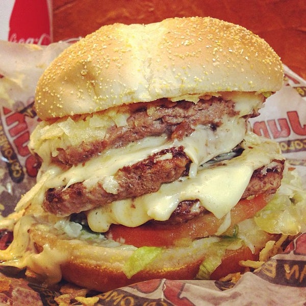 4/11/2013 tarihinde Burger J.ziyaretçi tarafından Junior Colombian Burger - South Kirkman Road'de çekilen fotoğraf