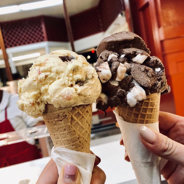 รูปภาพถ่ายที่ Swensen&#39;s Ice Cream โดย Dana เมื่อ 2/19/2019