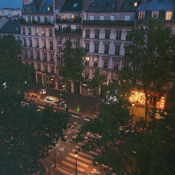 Foto diambil di Renaissance Paris Republique Hotel oleh Nawaf pada 5/3/2022