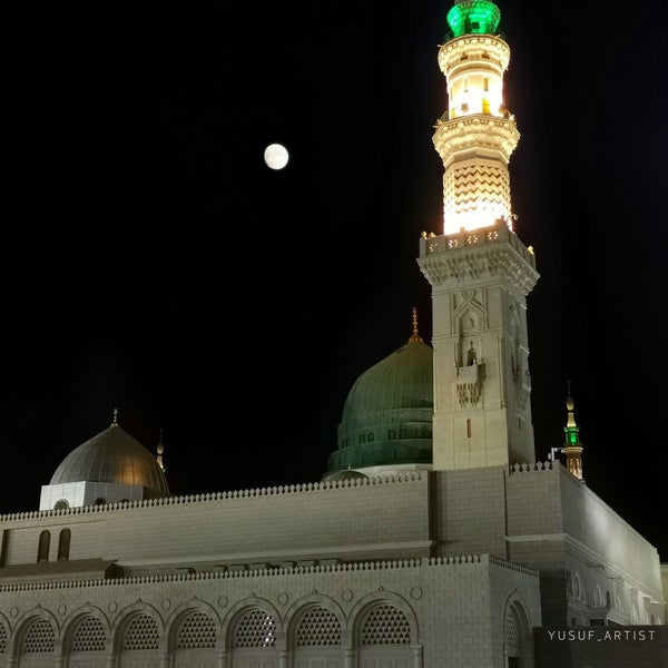 Photo taken at قبر الرسول صلى الله عليه وسلم Tomb of the Prophet (peace be upon him) by A J on 10/19/2021