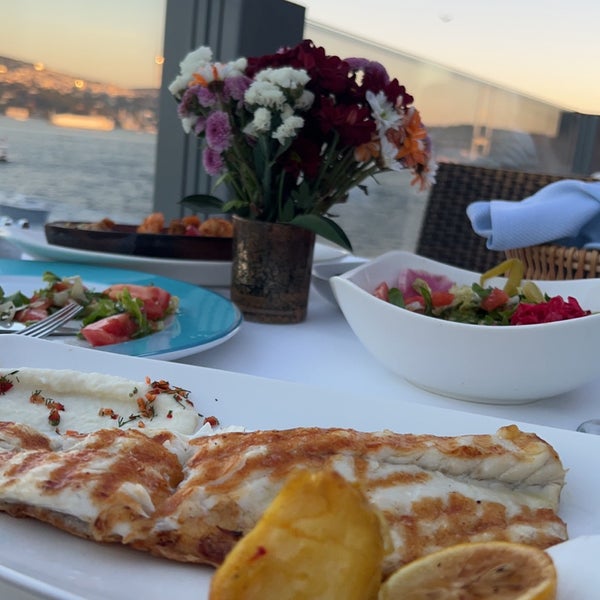Das Foto wurde bei Mavi Balık Restaurant von Reem am 9/30/2022 aufgenommen