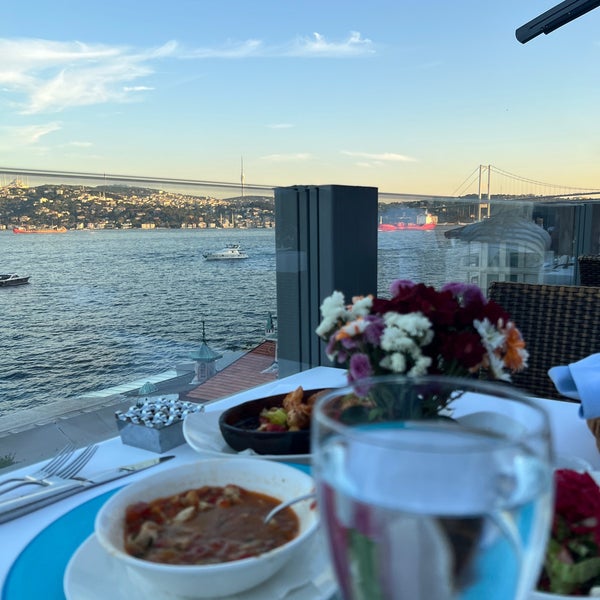 Foto diambil di Mavi Balık Restaurant oleh Reem pada 9/30/2022