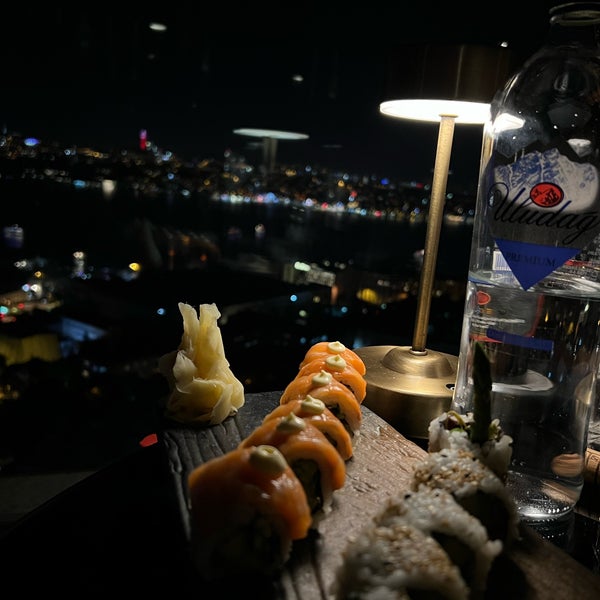 Foto scattata a City Lights Restaurant &amp; Bar InterContinental Istanbul da Omar il 8/1/2022