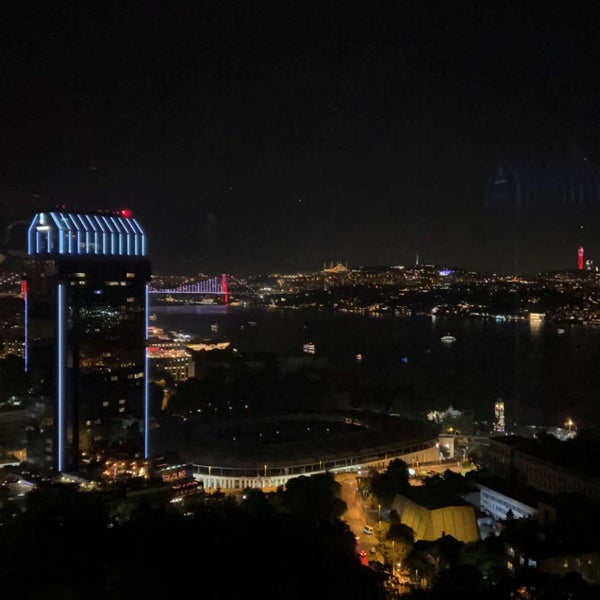 Foto diambil di City Lights Restaurant &amp; Bar InterContinental Istanbul oleh Omar pada 8/1/2022