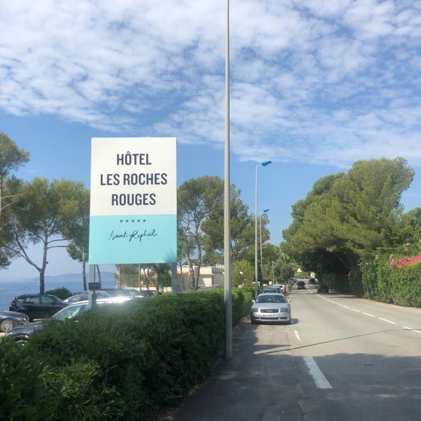 Foto diambil di Hotel Les Roches Rouges oleh Marco M. pada 8/4/2018