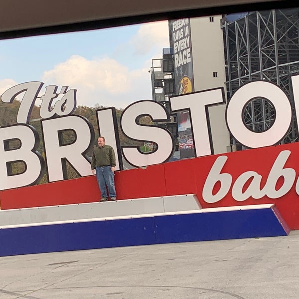 รูปภาพถ่ายที่ Bristol Motor Speedway โดย MaryLou J. เมื่อ 10/27/2020