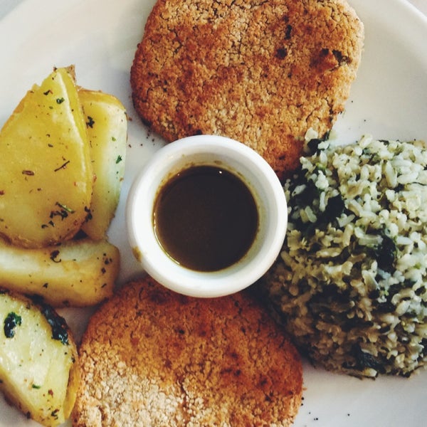 Los medallones de quinoa y los de espinaca y chia con papas rústicas y arroz con espinaca, un manjar! Venir con mucha hambre, es muy abundante!