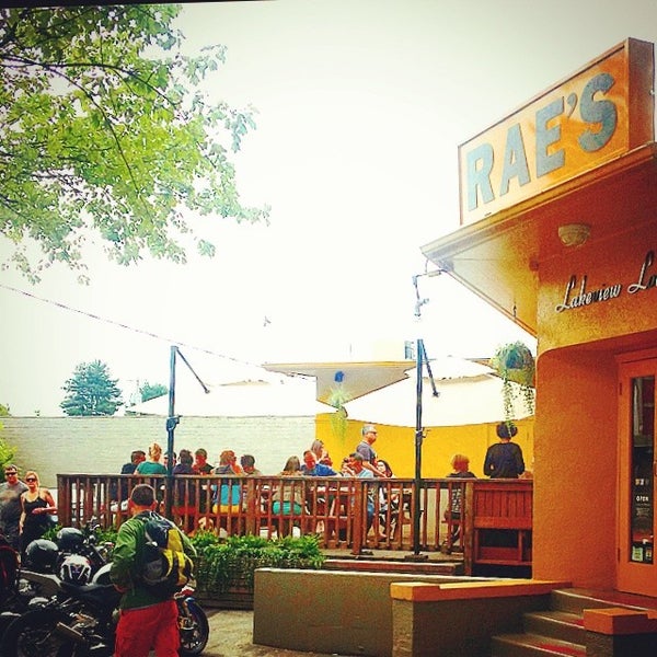 7/26/2014 tarihinde Rae&#39;s P.ziyaretçi tarafından Rae&#39;s Lakeview Lounge'de çekilen fotoğraf