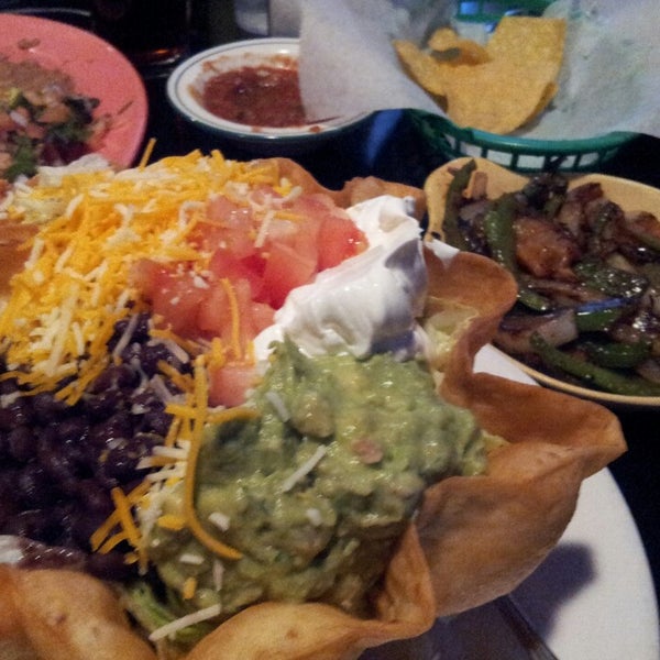 รูปภาพถ่ายที่ Zocalo Restaurant &amp; Bar โดย Taylor C. เมื่อ 6/23/2013