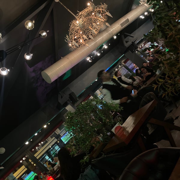 9/22/2022 tarihinde H.K.ziyaretçi tarafından Loti Cafe &amp; Roof Lounge'de çekilen fotoğraf