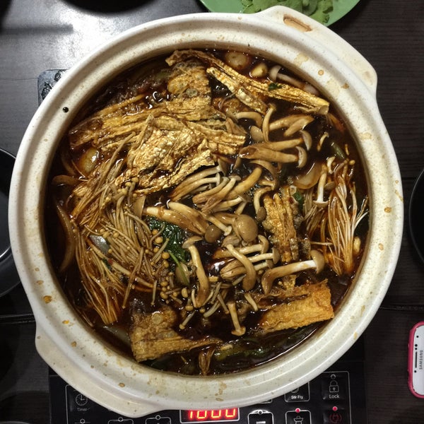 Foto tomada en Qi Wei Chicken Claypot 奇味鸡煲  por Audrey H. el 1/31/2016