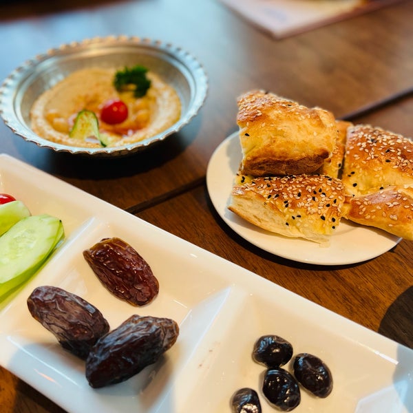 Снимок сделан в Sofra Turkish Cafe &amp; Restaurant пользователем Audrey H. 4/10/2022