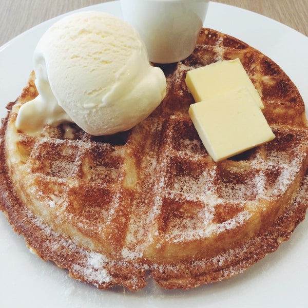 had just waffles w vanilla ice cream!!! thought the waffles looked quite plain and didn't expect much BUT the waffles were really gooood super crispy and very 香 ☺️ 我喜欢