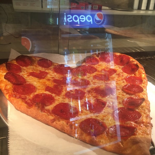 2/14/2019 tarihinde Richie P.ziyaretçi tarafından The Original Milano&#39;s Pizza (Oakland)'de çekilen fotoğraf