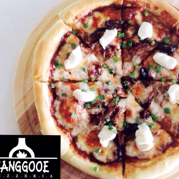 Foto tirada no(a) Tanggooe Pizzeria por Cyntia D. em 9/26/2014