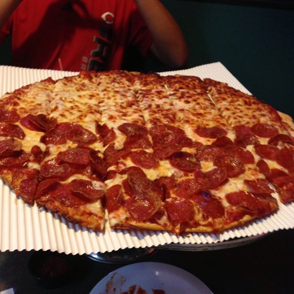 Foto tomada en Benny&#39;s Pizza  por Ronnie R. el 8/15/2013