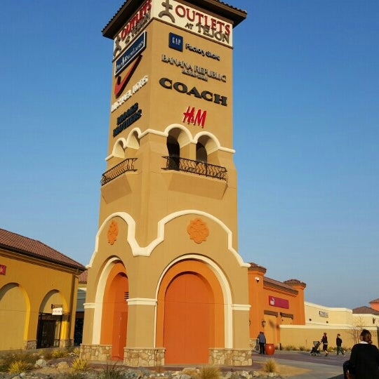 nike tejon outlets hours