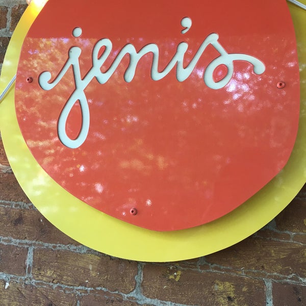 Foto tomada en Jeni&#39;s Splendid Ice Creams  por Jason N. el 8/29/2020