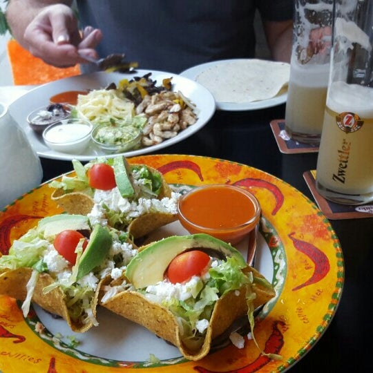 รูปภาพถ่ายที่ más restaurante mexicano โดย Michaela B. เมื่อ 8/26/2015
