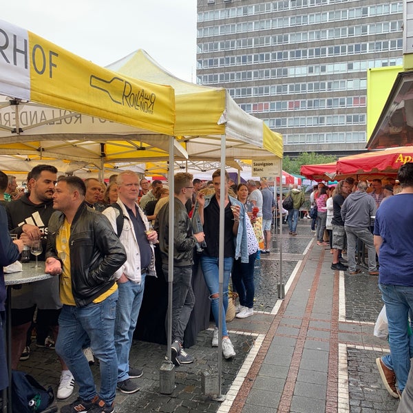 รูปภาพถ่ายที่ Erzeugermarkt Konstablerwache โดย Alexander W. เมื่อ 8/17/2019