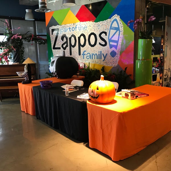 Foto tomada en Zappos.com  por Olga S. el 10/27/2017