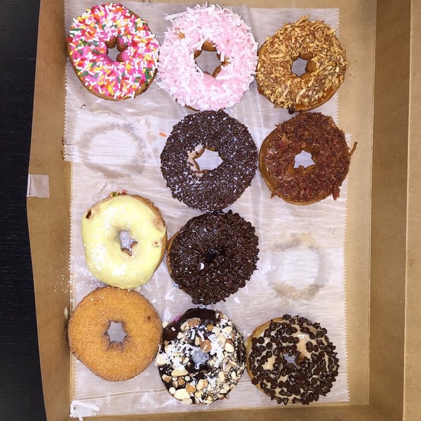 4/9/2015にVishy B.がDesert Donutsで撮った写真