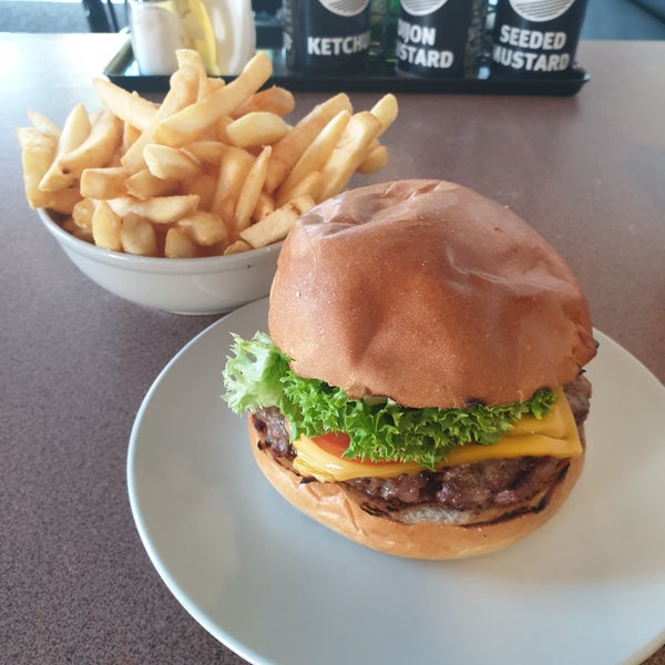Снимок сделан в Burger 10 пользователем J 11/5/2019