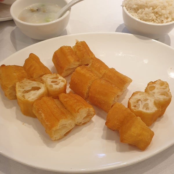 Foto diambil di Golden Century Seafood Restaurant oleh J pada 8/15/2019
