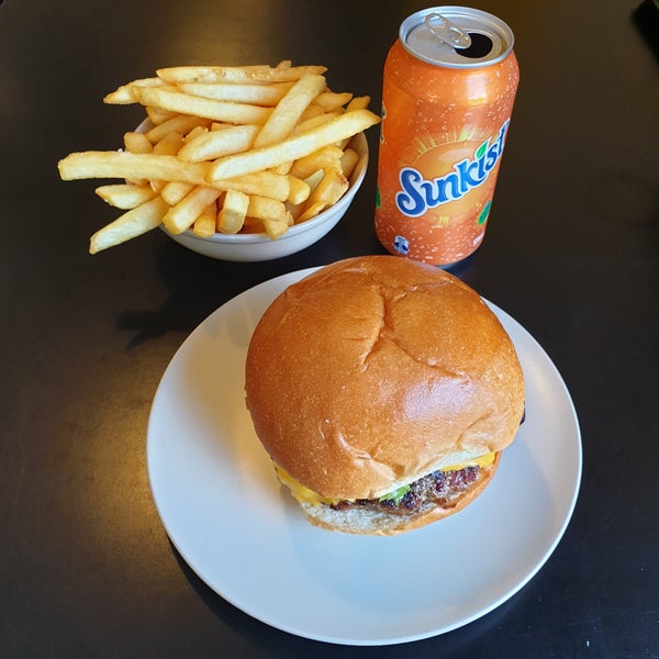 Foto diambil di Burger 10 oleh J pada 3/8/2019