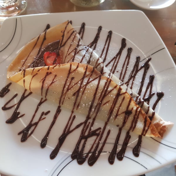 The strawberry nutella chocolate crepe is decent