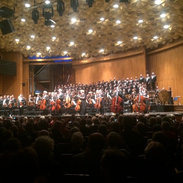 รูปภาพถ่ายที่ Beethovenhalle โดย Michael H. เมื่อ 9/10/2014