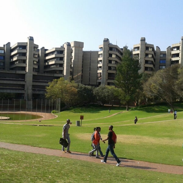 Парк кампус. Парк кампус. Офис эппл в купертино. Современный университет парк. Стентонский технологический институт.