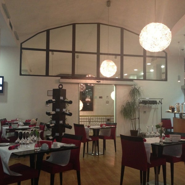 รูปภาพถ่ายที่ LAVINIA Wine Shop &amp; Restaurant โดย Ines🍭 เมื่อ 2/17/2014